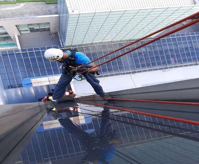 Nasaba high-rise facade cleaning specialist working on exterior glass